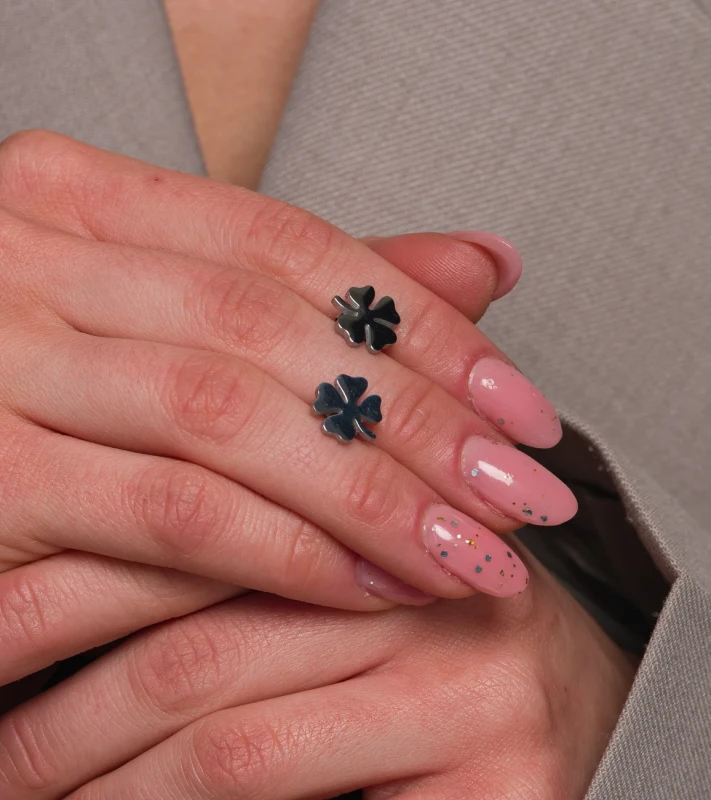 Kolczyki damskie wiszące perły kwiaty złote srebrne  1.webp