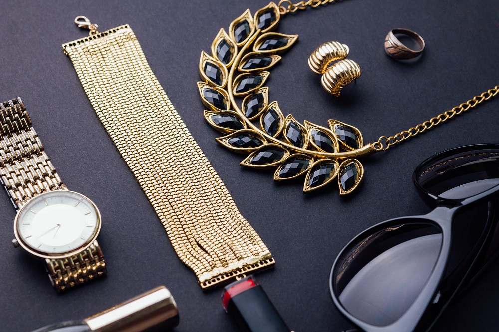 Najnowsze trendy w modzie na biżuterię: jakie kolory, materiały i style są teraz na topie?